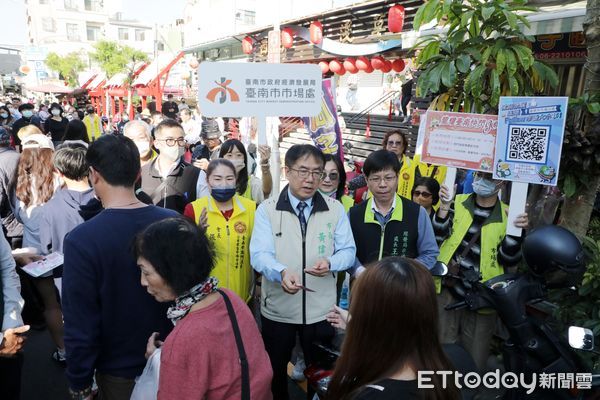 ▲台南市長黃偉哲14日前往淺草新天地發放50元銅板快閃券，讓現場遊客驚喜萬分。（圖／記者林東良翻攝，下同）