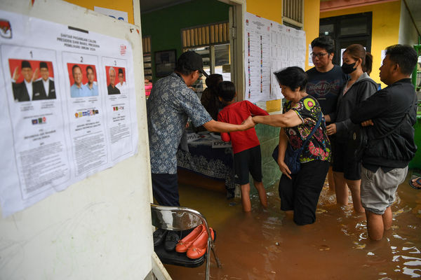 ▲▼印尼大選2月14日舉行投票，雅加達部分地區因為洪水未退，民眾雙腳泡在水中前往投票站投票。（圖／路透）