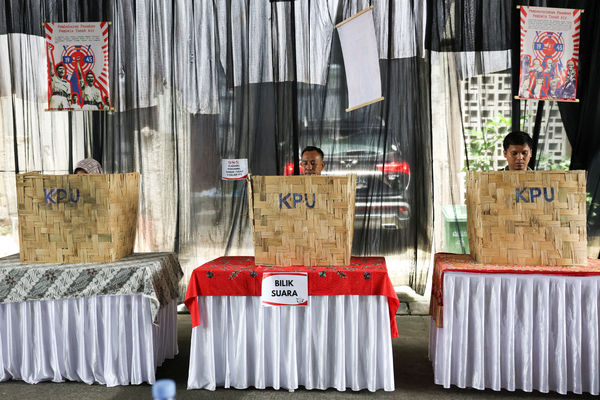 ▲▼印尼2月14日舉行大選，雅加達郊區南丹格朗（South Tangerang）一處投票所。（圖／路透）