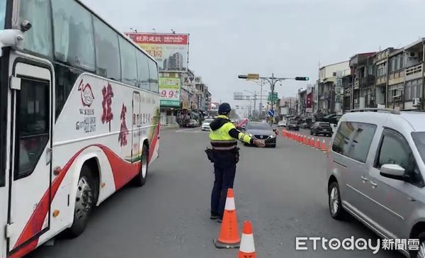 ▲枋寮警分局員警疏導交通            。（圖／記者陳崑福翻攝）