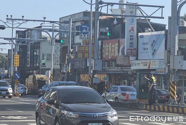 ▲枋寮警分局員警疏導交通            。（圖／記者陳崑福翻攝）