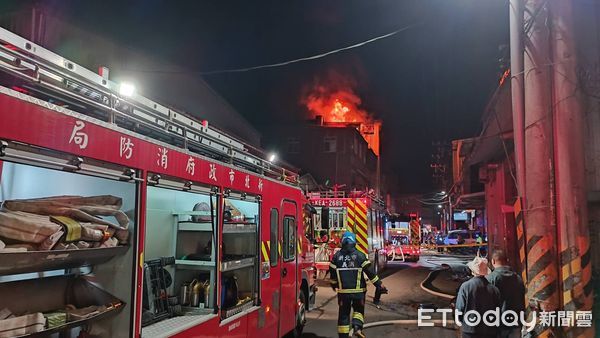 ▲晚間19時汐止區南陽街公寓頂樓加蓋發生大火，目前搶救中。（圖／記者張君豪翻攝）