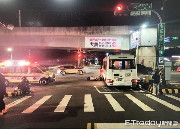 ▲▼淡水免費公車滑行推撞4機車，1女受傷送醫。（圖／記者陳以昇攝）