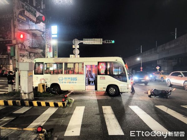 ▲▼淡水免費公車滑行推撞4機車，1女受傷送醫。（圖／記者陳以昇攝）