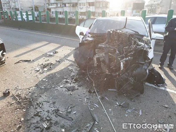▲▼台北環快轎車自撞分隔島，駕駛命危。（圖／記者黃彥傑翻攝）