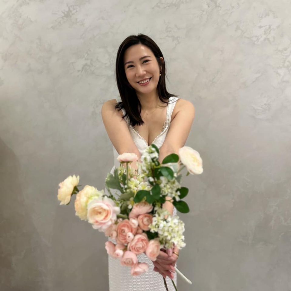 ▲▼國民黨台北市議員柳采葳則趁著14日情人節，曬出身穿白色貼身長洋裝，胸前小露性感、雙手捧花的照片，祝福大家情人節快樂。（圖／柳采葳臉書）