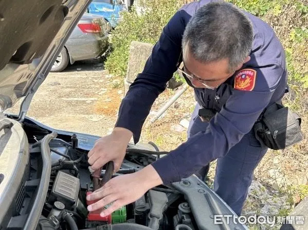 ▲里港警分局九如分駐所警員楚竣貴找來電霸順利發動汽車             。（圖／記者陳崑福翻攝）