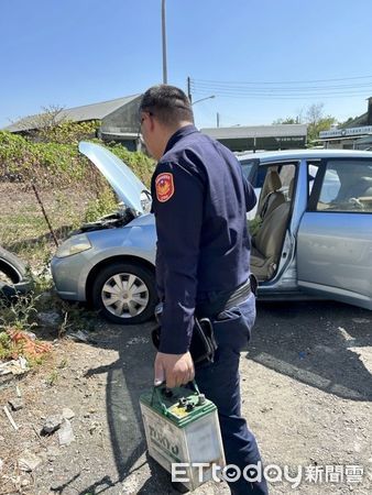 ▲里港警分局九如分駐所警員楚竣貴找來電霸順利發動汽車 。（圖／記者陳崑福翻攝）