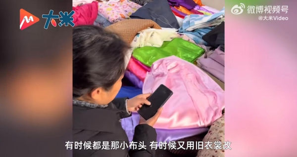 ▲奶奶用舊衣服為孫女縫製洋裝。（圖／翻攝自微博）