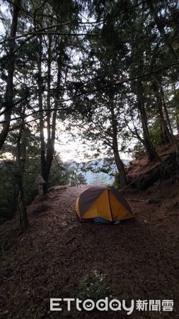 ▲女性山友於南三段郡大林道發生高山症，空勤直升機今天於丹大溪源營地將其吊掛下山就醫。（圖／記者高堂堯翻攝）