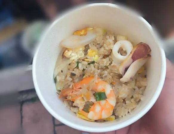 有網友在台南買了120元的海鮮炒飯，份量卻讓他質疑「是不是太貴了？」（翻攝自爆料公社二社）