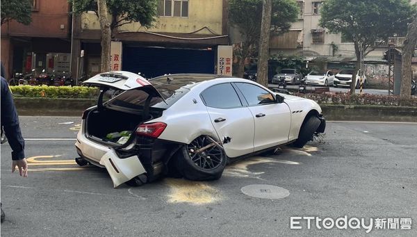 ▲遭通緝的曾男酒後駕駛瑪莎拉蒂，高速失控撞上路旁26部機車。（圖／記者陸運陞攝）