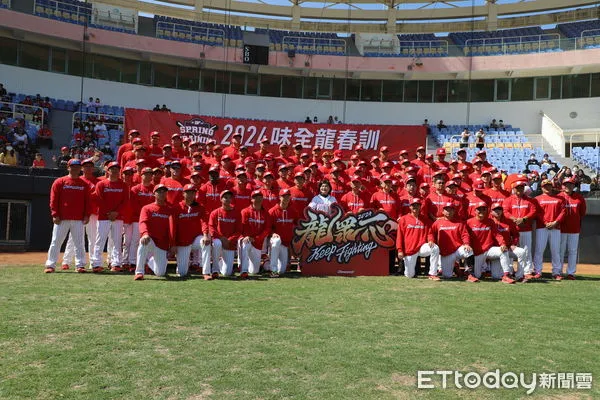 ▲味全龍今日在雲林斗六棒球場進行開訓典禮，。（圖／記者蔡佩旻翻攝）
