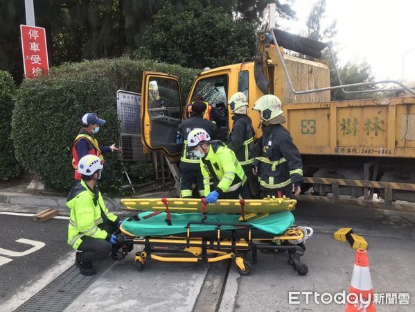 ▲▼清潔車自撞牆壁，女清潔員受困，警消將她救出送醫             。（圖／記者陳以昇翻攝）