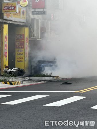 ▲▼     新北轎車為買彩券衝上人行道，車體狂冒白煙        。（圖／記者陸運陞翻攝）