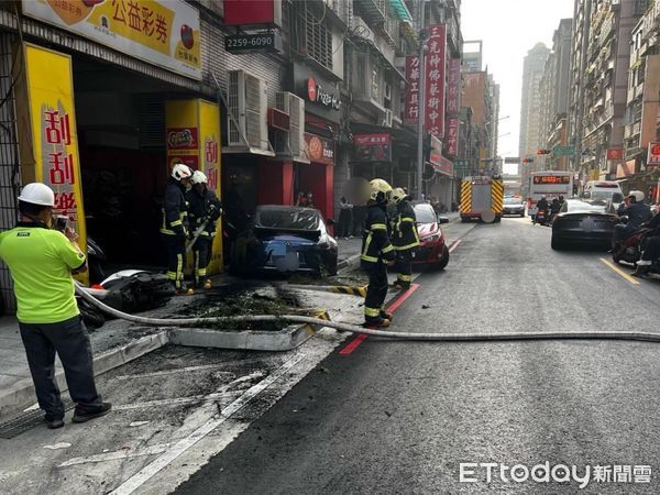 ▲▼林男撞路旁機車，騎士被撞跳起，車子再撞進騎樓柱子後才停止             。（圖／記者陳以昇翻攝）