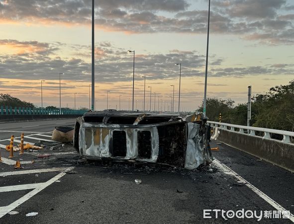 ▲▼ 國3小貨車自撞火燒車！駕駛活活被燒成焦屍無法辨識。（圖／記者陳崑福翻攝）