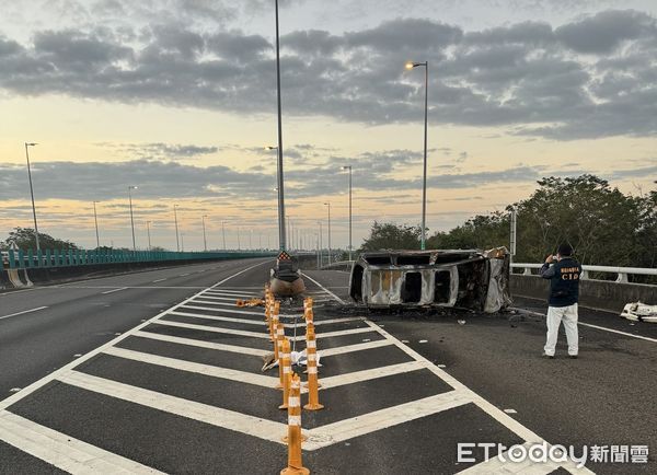 ▲▼ 國3小貨車自撞火燒車！駕駛活活被燒成焦屍無法辨識。（圖／記者陳崑福翻攝）