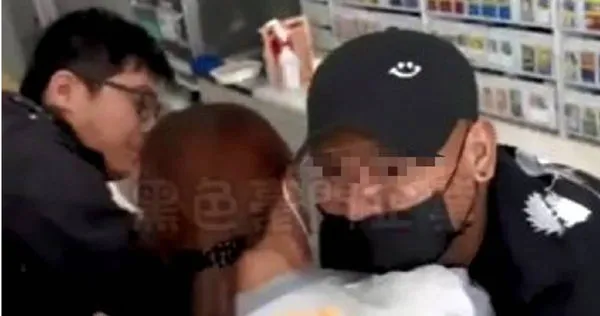 沙姓印尼籍移工竟在光天化日之下，突然闖進櫃台擒抱挾持女店員，嚇得女店員當場崩潰大哭不斷尖叫。（圖／翻攝黑色豪門企業）