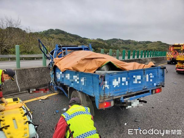 ▲▼國道3號苗栗西湖段，貨車追撞緩撞車1死。（圖／記者蔡文淵翻攝）