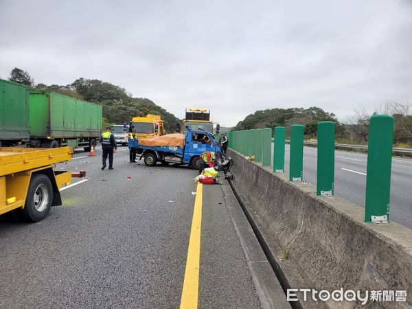 ▲▼國道3號苗栗西湖段，貨車追撞緩撞車1死。（圖／記者蔡文淵翻攝）