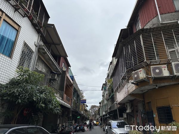 ▲▼大同區庫倫街巷弄，近期出現基地面積僅約20餘坪的「鳥籠建案」。圖為該案周邊巷弄街景。（圖／記者賴志昶攝）