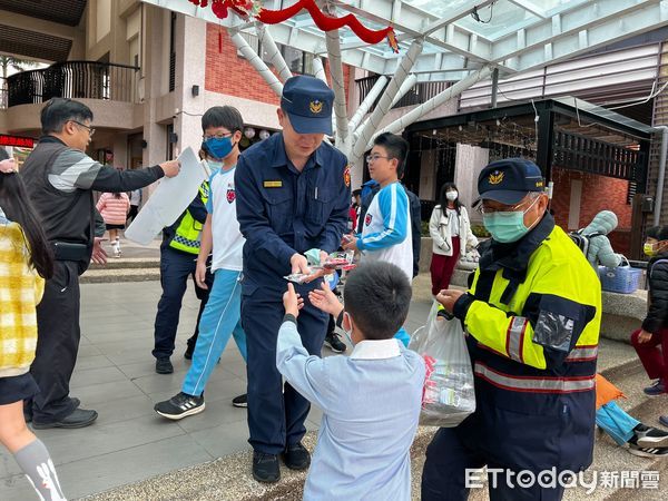 ▲台南市各級學校16日開學，台南市警局交警大隊、女警、婦幼隊及各分局一大早就總動員啟動「護童勤務」。（圖／記者林東良翻攝，下同）