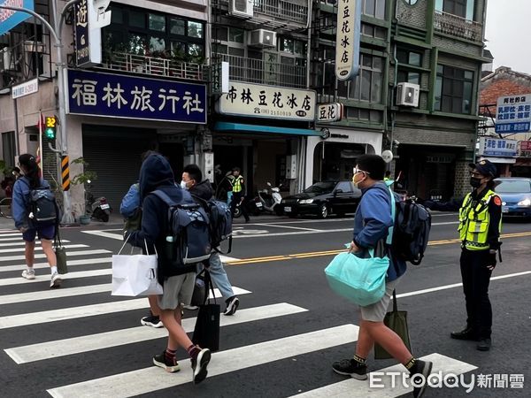 ▲台南市各級學校16日開學，台南市警局交警大隊、女警、婦幼隊及各分局一大早就總動員啟動「護童勤務」。（圖／記者林東良翻攝，下同）