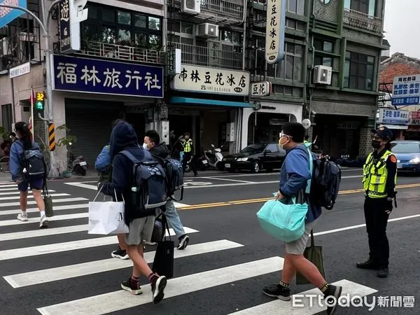 ▲台南市各級學校16日開學，台南市警局交警大隊、女警、婦幼隊及各分局一大早就總動員啟動「護童勤務」。（圖／記者林東良翻攝，下同）