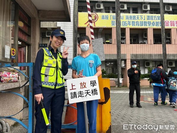 ▲台南市各級學校16日開學，台南市警局交警大隊、女警、婦幼隊及各分局一大早就總動員啟動「護童勤務」。（圖／記者林東良翻攝，下同）