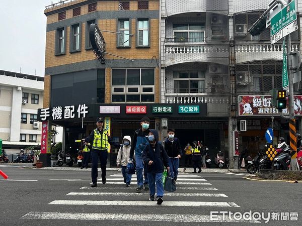 ▲台南市各級學校16日開學，台南市警局交警大隊、女警、婦幼隊及各分局一大早就總動員啟動「護童勤務」。（圖／記者林東良翻攝，下同）