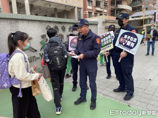 ▲台南市各級學校16日開學，台南市警局交警大隊、女警、婦幼隊及各分局一大早就總動員啟動「護童勤務」。（圖／記者林東良翻攝，下同）