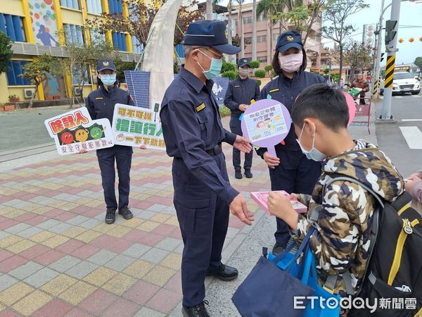 ▲台南市各級學校16日開學，台南市警局交警大隊、女警、婦幼隊及各分局一大早就總動員啟動「護童勤務」。（圖／記者林東良翻攝，下同）