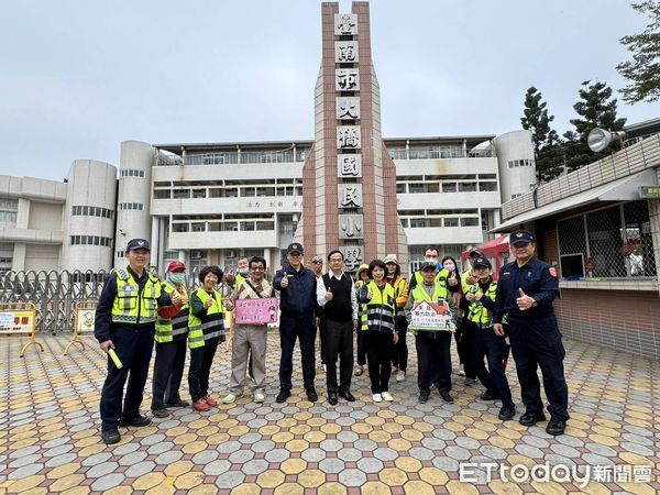 ▲台南市各級學校16日開學，台南市警局交警大隊、女警、婦幼隊及各分局一大早就總動員啟動「護童勤務」。（圖／記者林東良翻攝，下同）