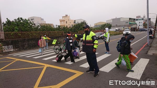 ▲台南市各級學校16日開學，台南市警局交警大隊、女警、婦幼隊及各分局一大早就總動員啟動「護童勤務」。（圖／記者林東良翻攝，下同）