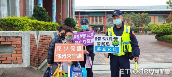 ▲台南市各級學校16日開學，台南市警局交警大隊、女警、婦幼隊及各分局一大早就總動員啟動「護童勤務」。（圖／記者林東良翻攝，下同）