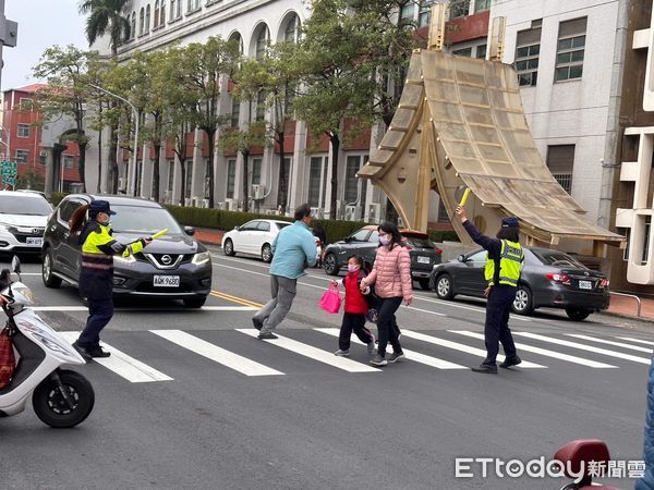 ▲台南市各級學校16日開學，台南市警局交警大隊、女警、婦幼隊及各分局一大早就總動員啟動「護童勤務」。（圖／記者林東良翻攝，下同）