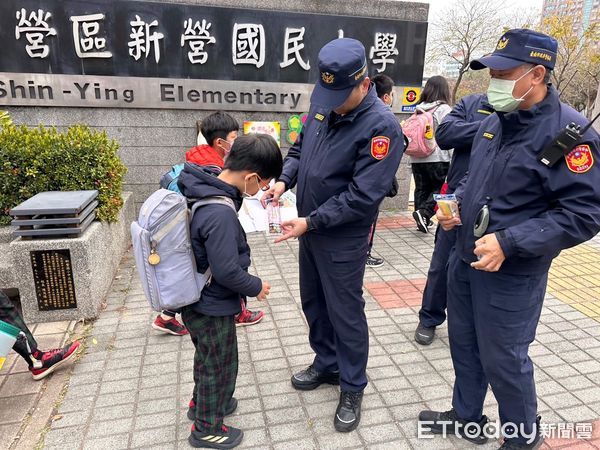 ▲台南市各級學校16日開學，台南市警局交警大隊、女警、婦幼隊及各分局一大早就總動員啟動「護童勤務」。（圖／記者林東良翻攝，下同）