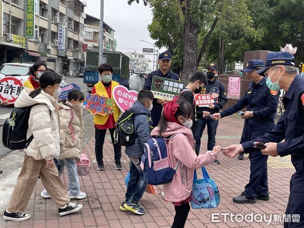 ▲台南市各級學校16日開學，台南市警局交警大隊、女警、婦幼隊及各分局一大早就總動員啟動「護童勤務」。（圖／記者林東良翻攝，下同）