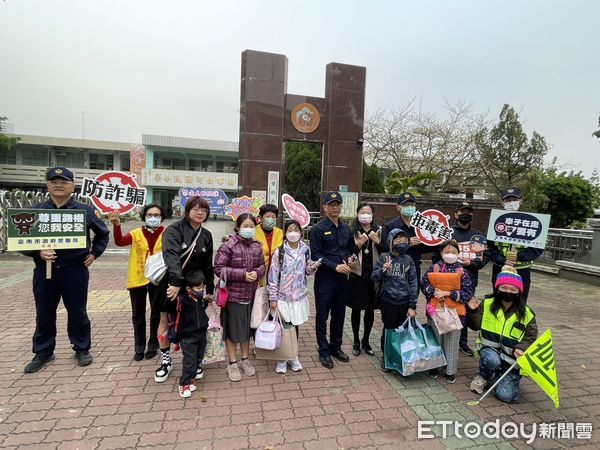 ▲台南市各級學校16日開學，台南市警局交警大隊、女警、婦幼隊及各分局一大早就總動員啟動「護童勤務」。（圖／記者林東良翻攝，下同）