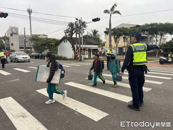 ▲台南市各級學校16日開學，台南市警局交警大隊、女警、婦幼隊及各分局一大早就總動員啟動「護童勤務」。（圖／記者林東良翻攝，下同）