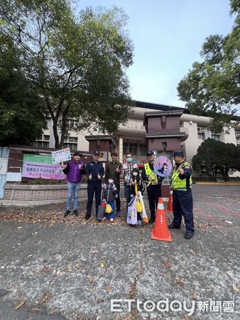 ▲台南市各級學校16日開學，台南市警局交警大隊、女警、婦幼隊及各分局一大早就總動員啟動「護童勤務」。（圖／記者林東良翻攝，下同）