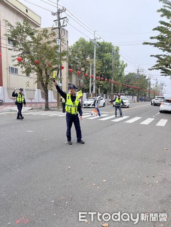 ▲台南市各級學校16日開學，台南市警局交警大隊、女警、婦幼隊及各分局一大早就總動員啟動「護童勤務」。（圖／記者林東良翻攝，下同）