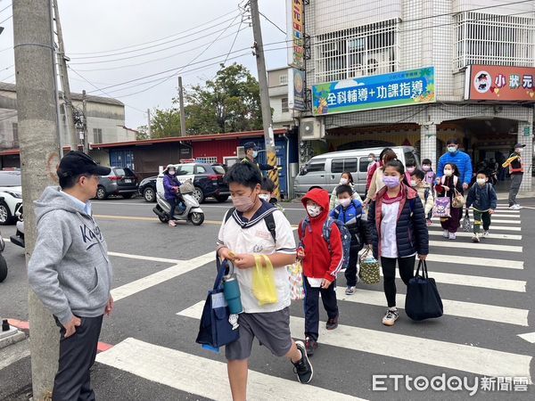 ▲台南市各級學校16日開學，台南市警局交警大隊、女警、婦幼隊及各分局一大早就總動員啟動「護童勤務」。（圖／記者林東良翻攝，下同）