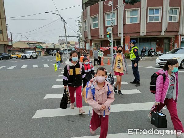 ▲台南市各級學校16日開學，台南市警局交警大隊、女警、婦幼隊及各分局一大早就總動員啟動「護童勤務」。（圖／記者林東良翻攝，下同）