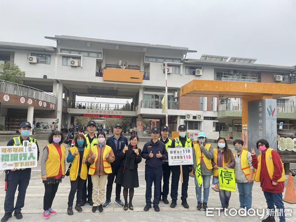 ▲台南市各級學校16日開學，台南市警局交警大隊、女警、婦幼隊及各分局一大早就總動員啟動「護童勤務」。（圖／記者林東良翻攝，下同）