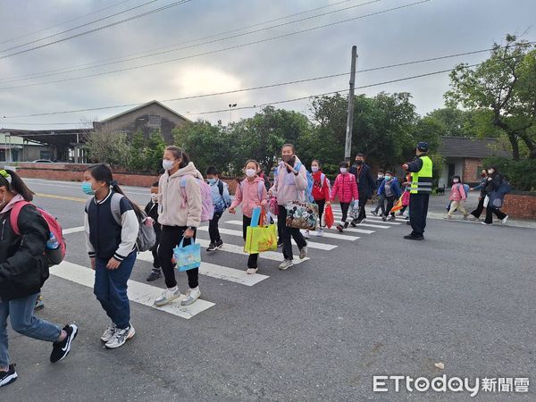 ▲台南市各級學校16日開學，台南市警局交警大隊、女警、婦幼隊及各分局一大早就總動員啟動「護童勤務」。（圖／記者林東良翻攝，下同）