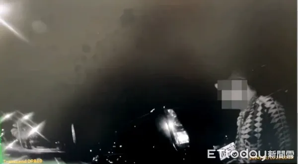 ▲潮州警分局處理五魁橋旁牛隻跨大路            。（圖／記者陳崑福翻攝）