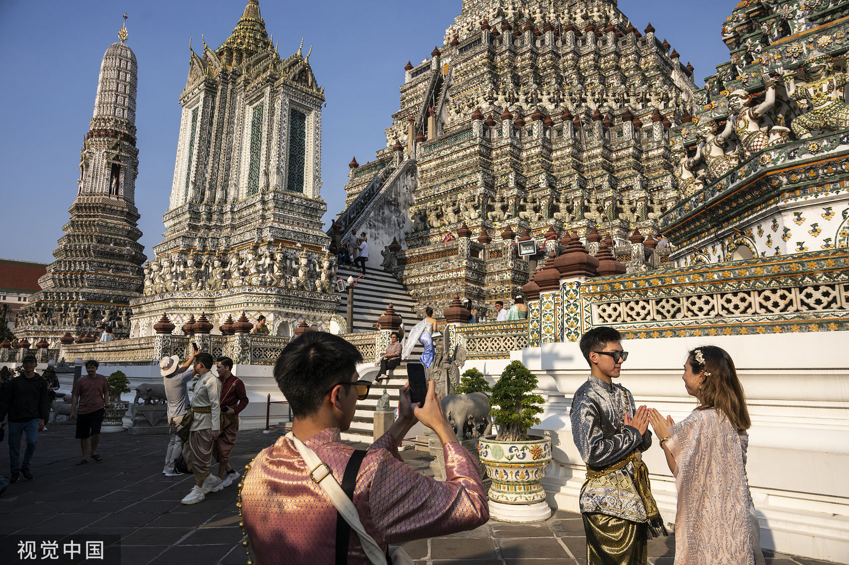 ▲▼ 遊客穿上泰國傳統服飾在鄭王廟拍照。（圖／CFP）