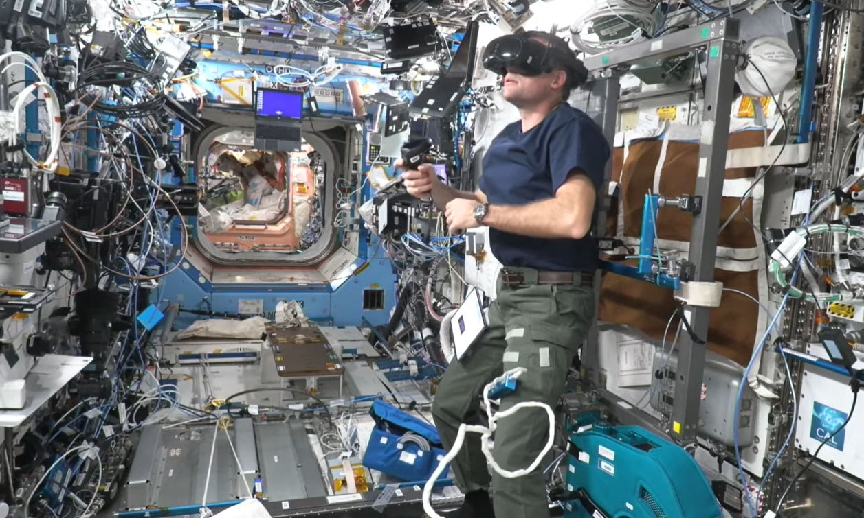 ▲▼安德里亞斯·莫根森（Andreas Mogensen）在國際太空站上使用 VIVE Focus 3。（圖／NASA提供）